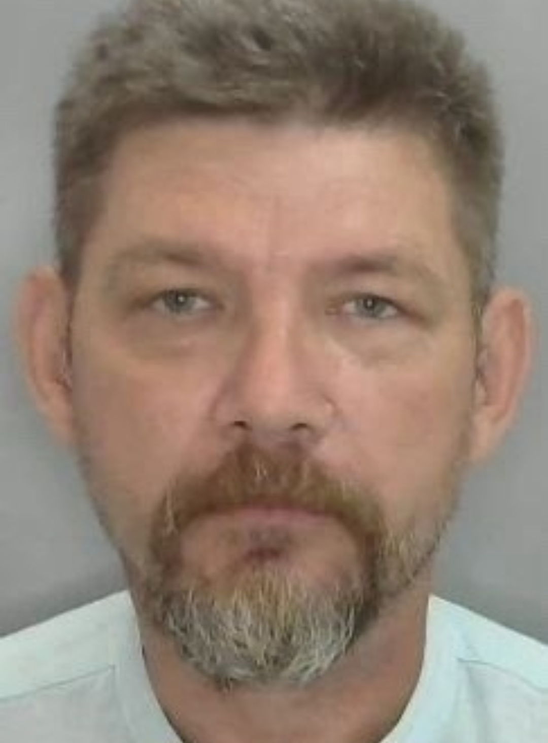 Расстрелявшего полицейского из автомата мужчину ищут по всему Оренбуржью