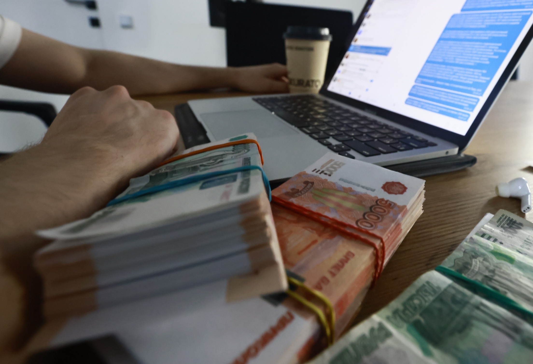 Россияне скинулись по 100 рублей и закрыли ипотеку семье в Подмосковье