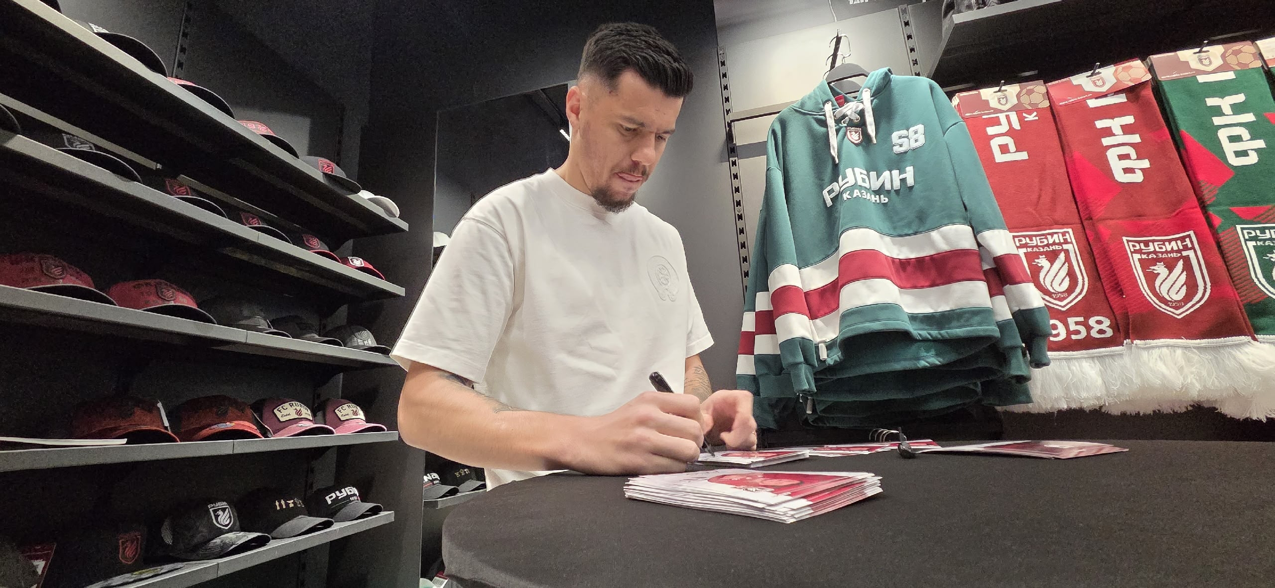 Нападающий «Рубина» Даку приехал на открытие третьего клубного магазина