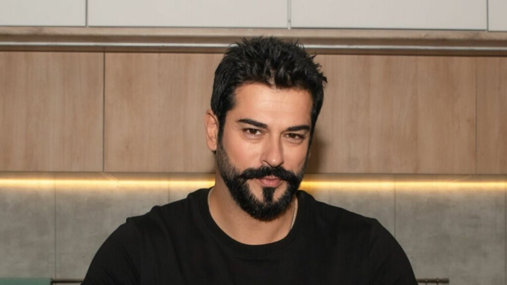 Турецкий актер Бурак Озчивит прилетел в Казань