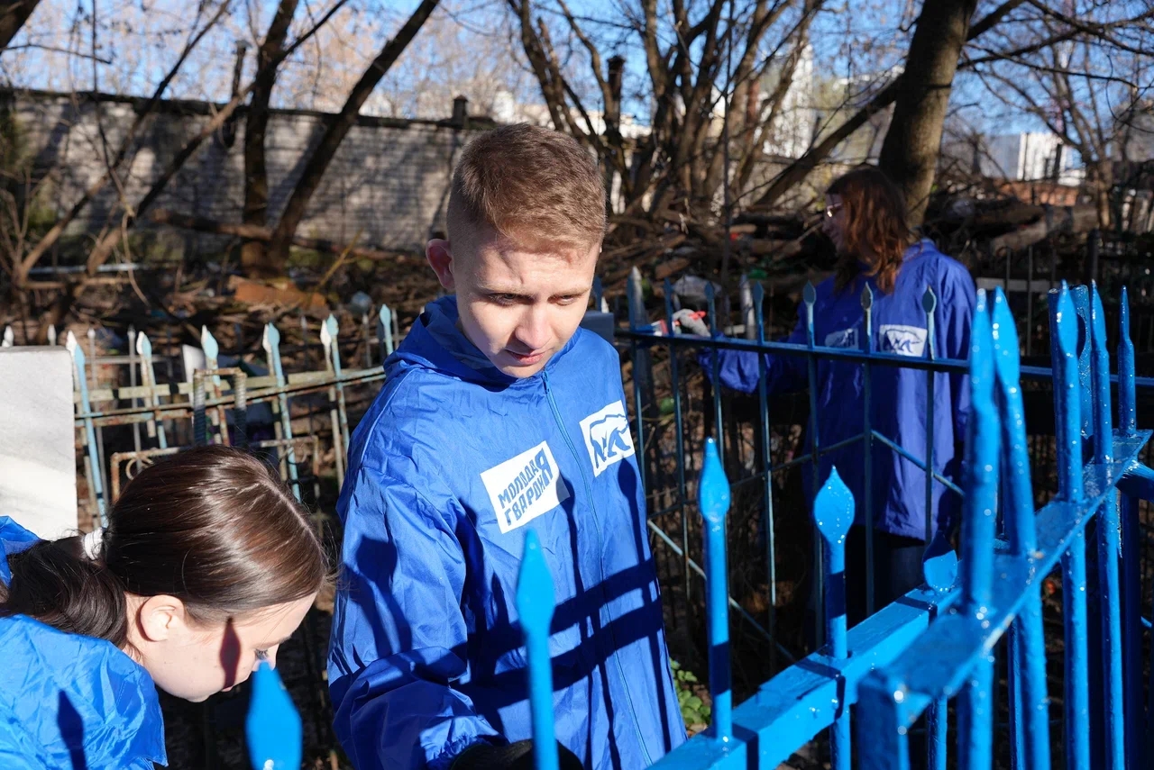 Молодогвардейцы убрались на могилах участников ВОВ в Казани