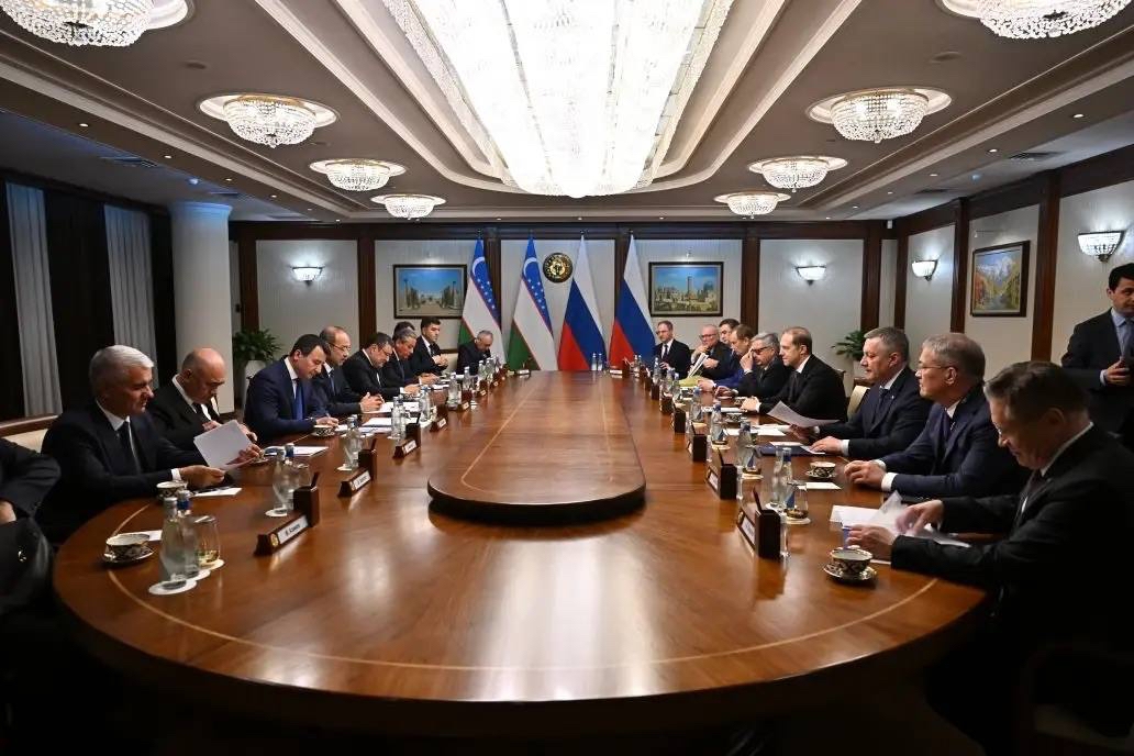 Минниханов встретил Мантурова в Узбекистане