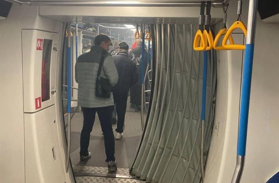 В московском метро из-за ЧП с вагоном поезд встал в тоннеле