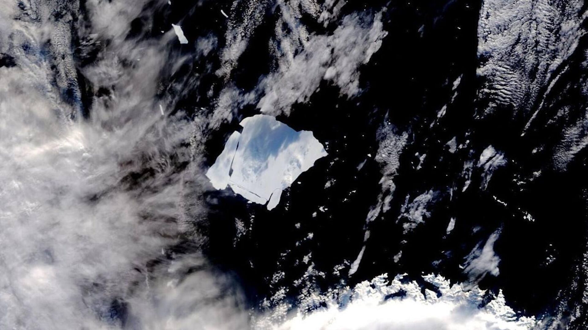 Крупнейший в мире айсберг полностью разрушился