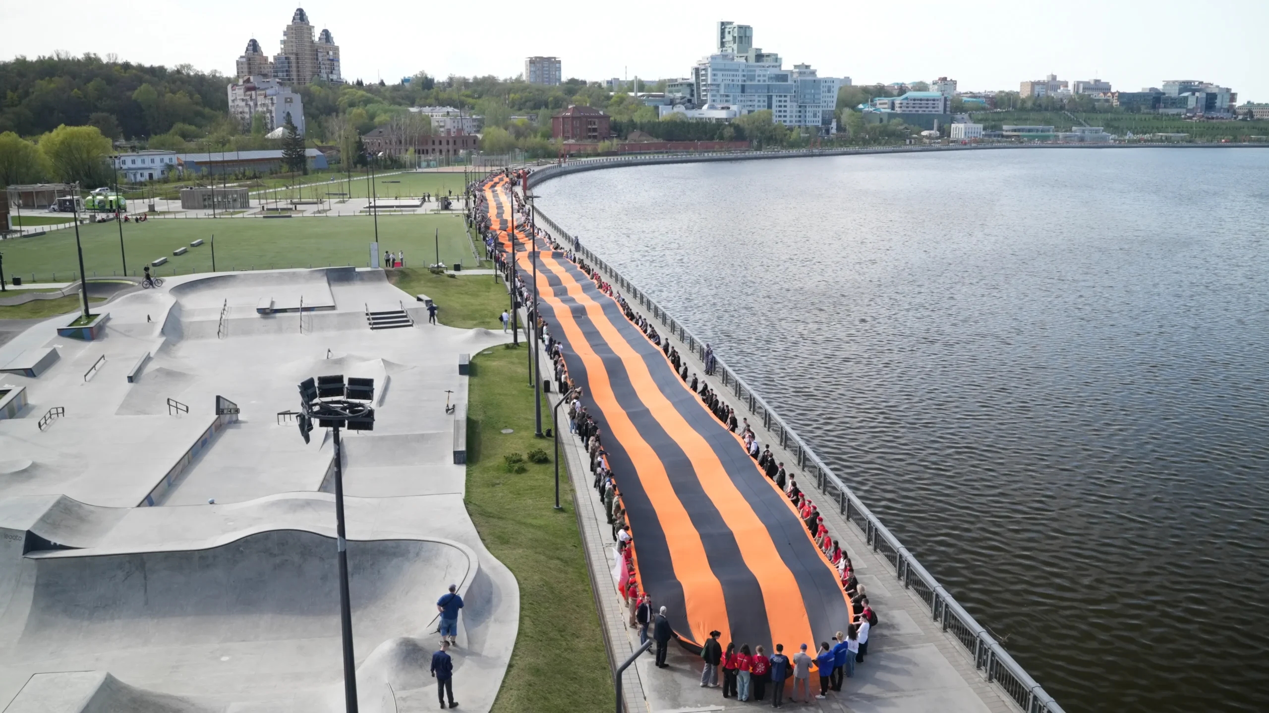 В честь 9 Мая в Казани развернут 300-метровую георгиевскую ленту