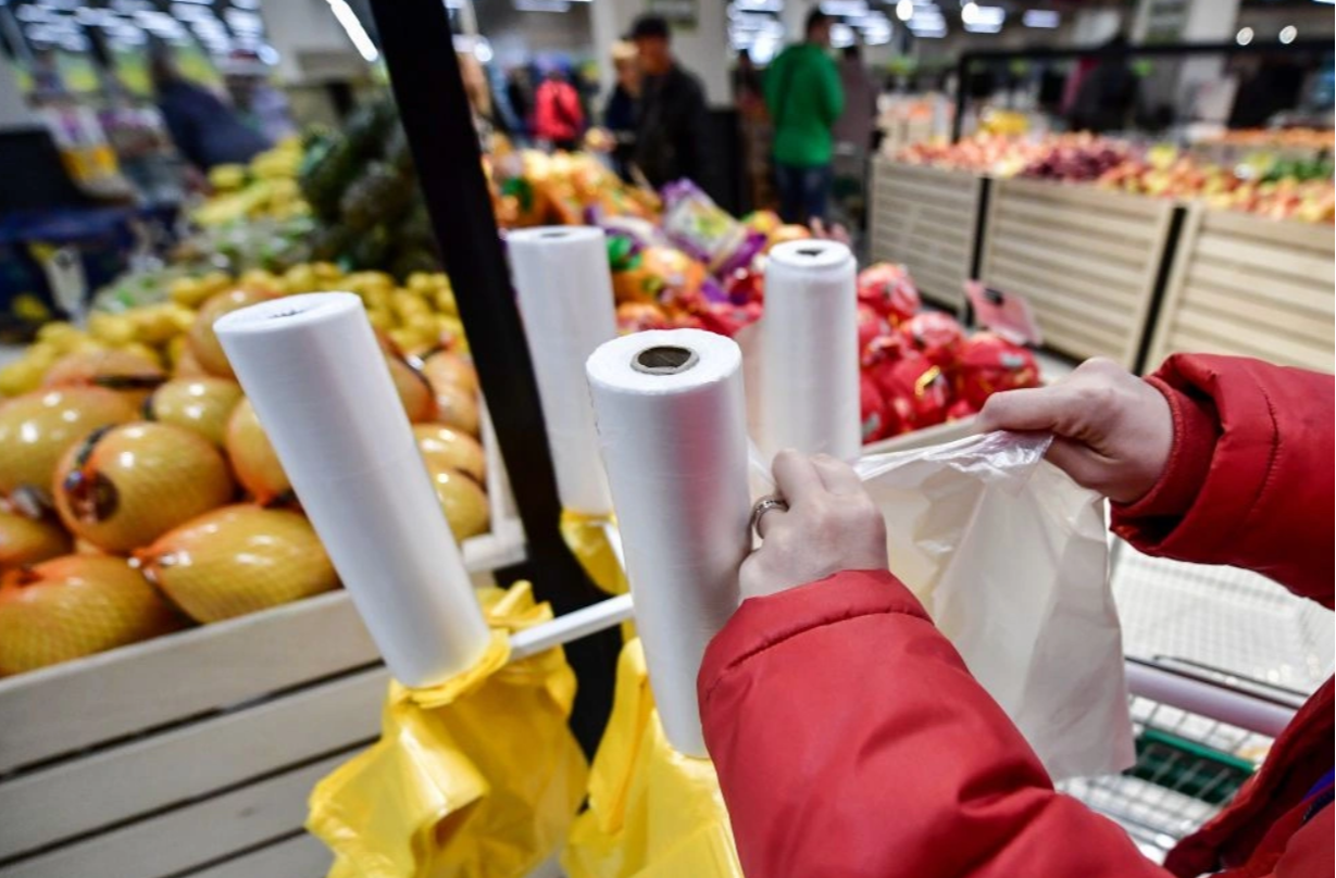 За кражу бесплатных пакетов в магазине можно получить штраф или арест