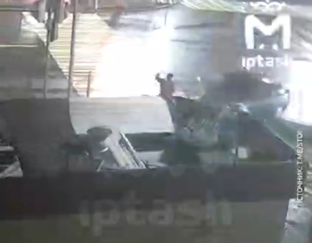 Водитель наехал на двух человек, угоняя от ДПС в Казани