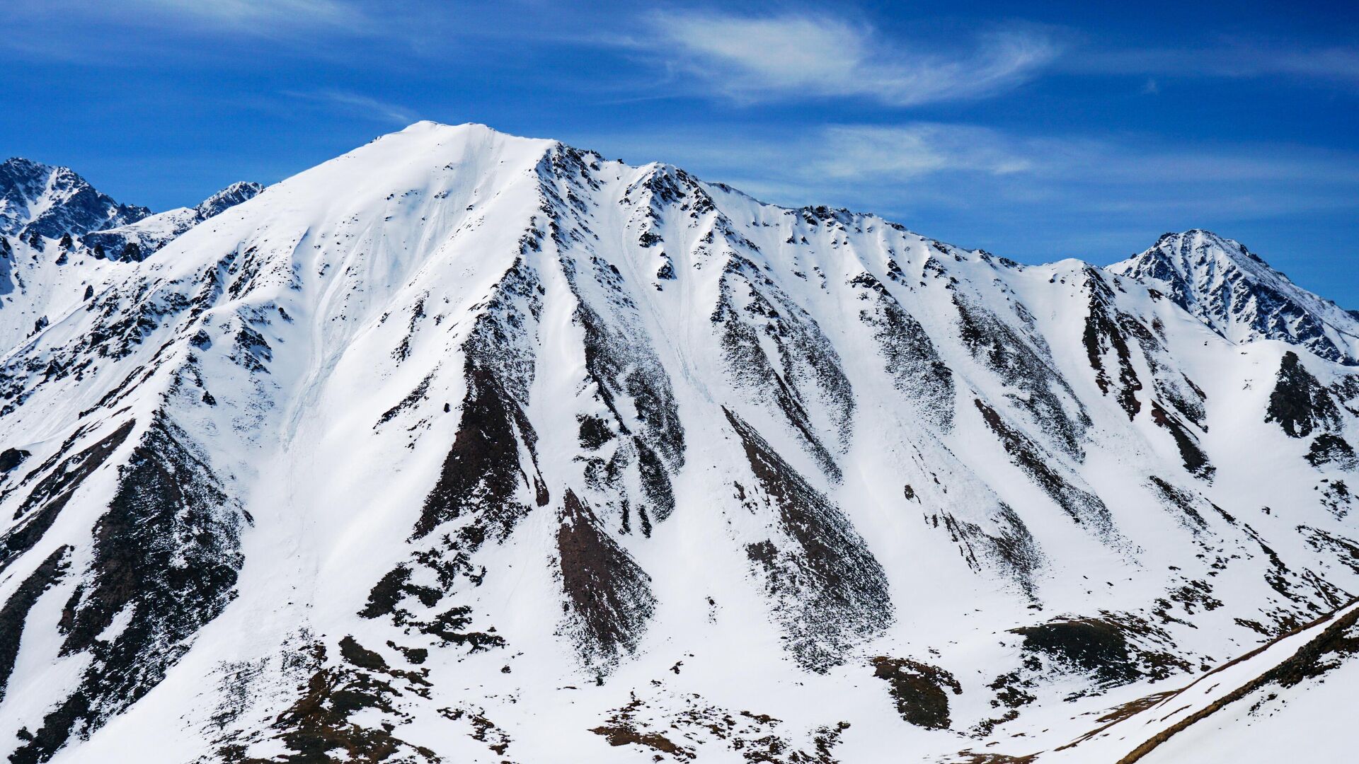 Четверых альпинистов снесла лавина на горе в Бурятии