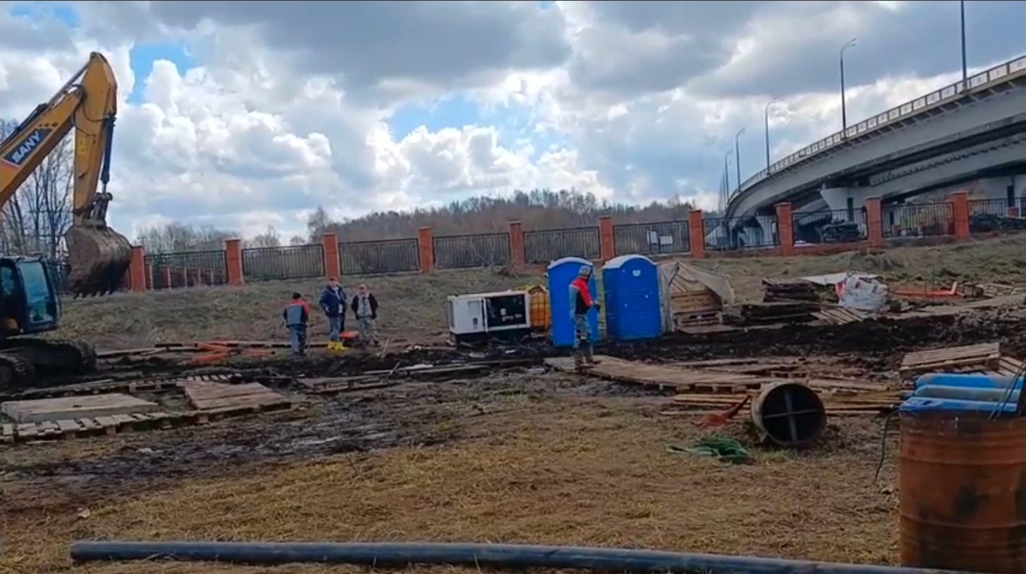 На берегу Казанки под «Миллениумом» сливают нефтепродукты: экологи бьют тревогу