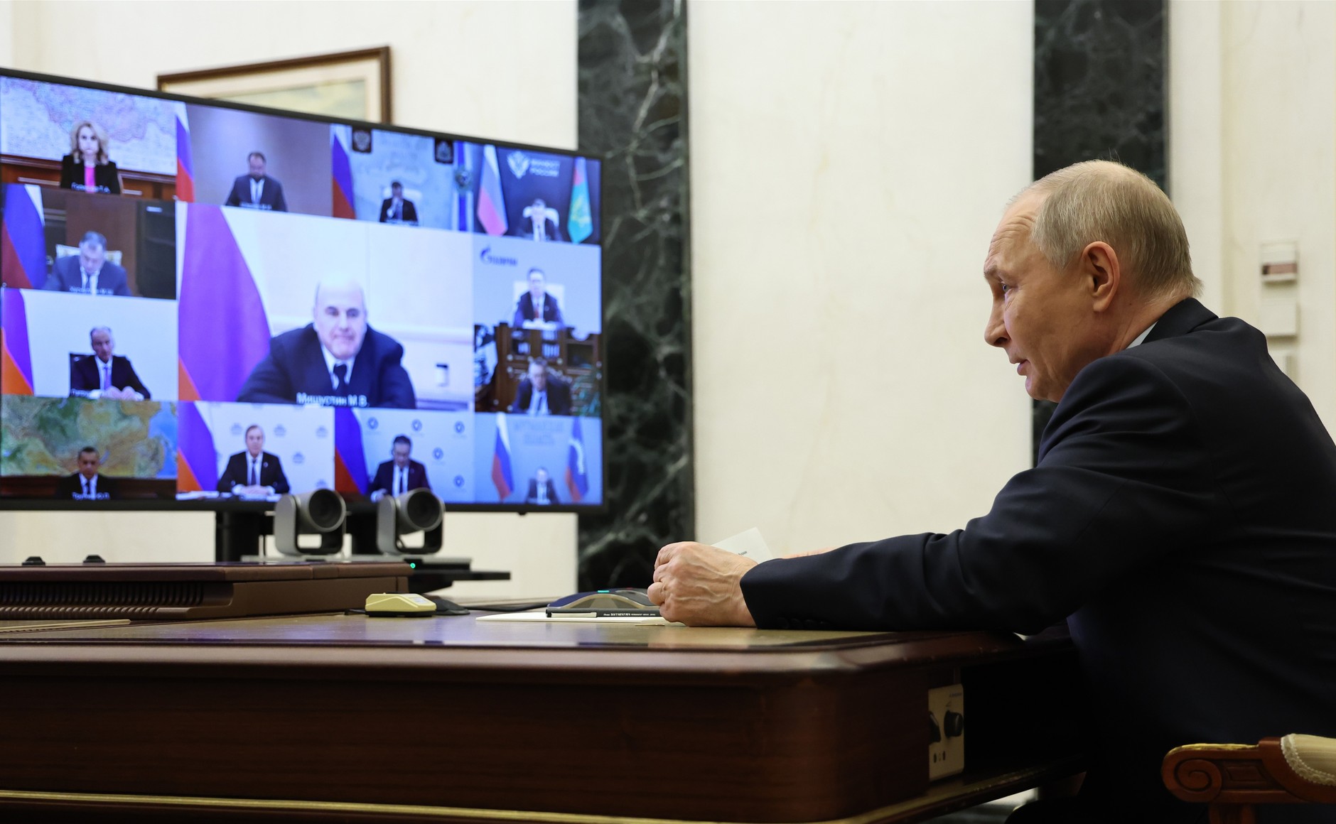 Продолжить обеспечивать села интернетом поручил Путин