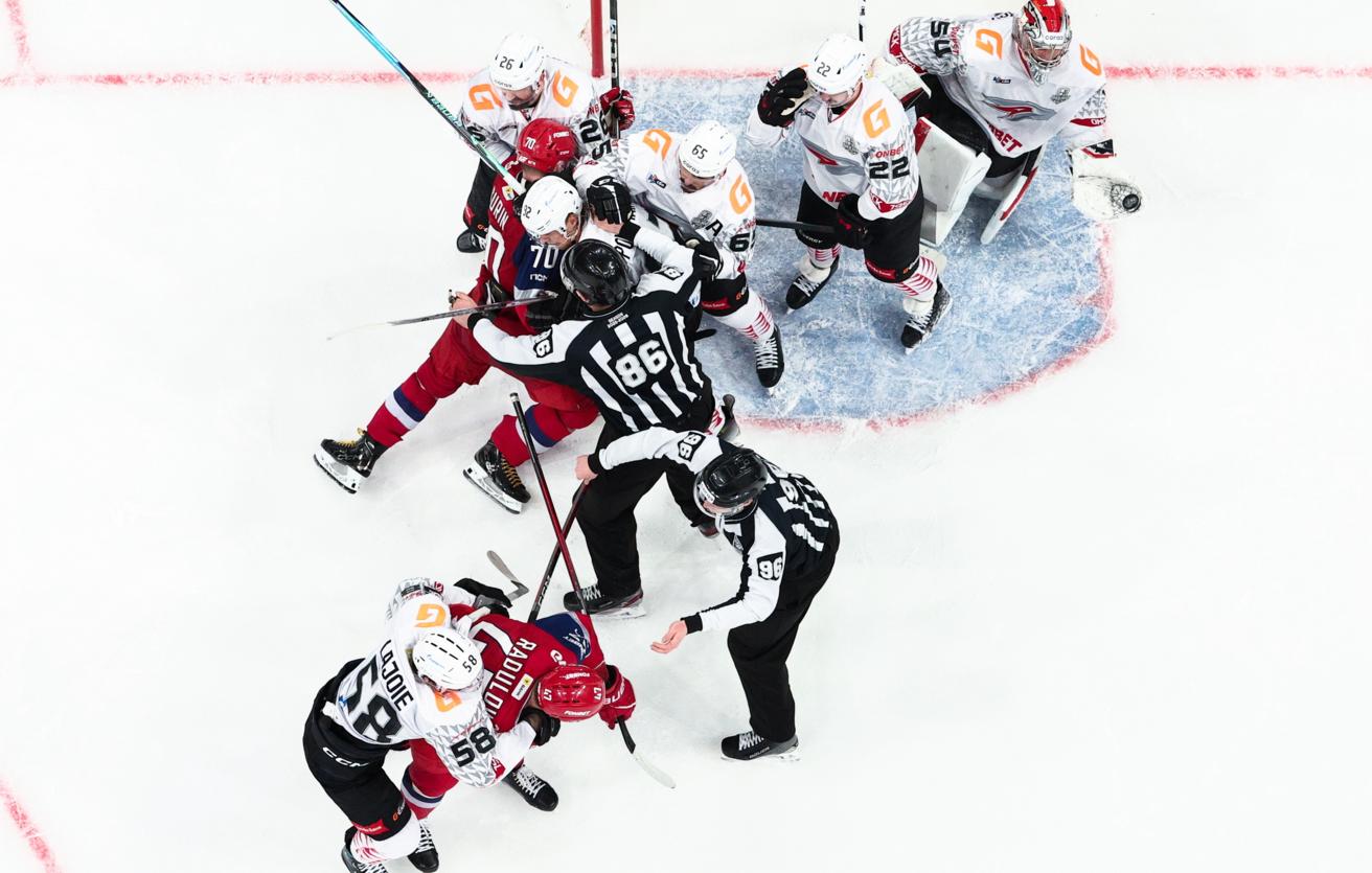 Судьи матча «Локомотив» - «Авангард» удалили 10 игроков в первом периоде