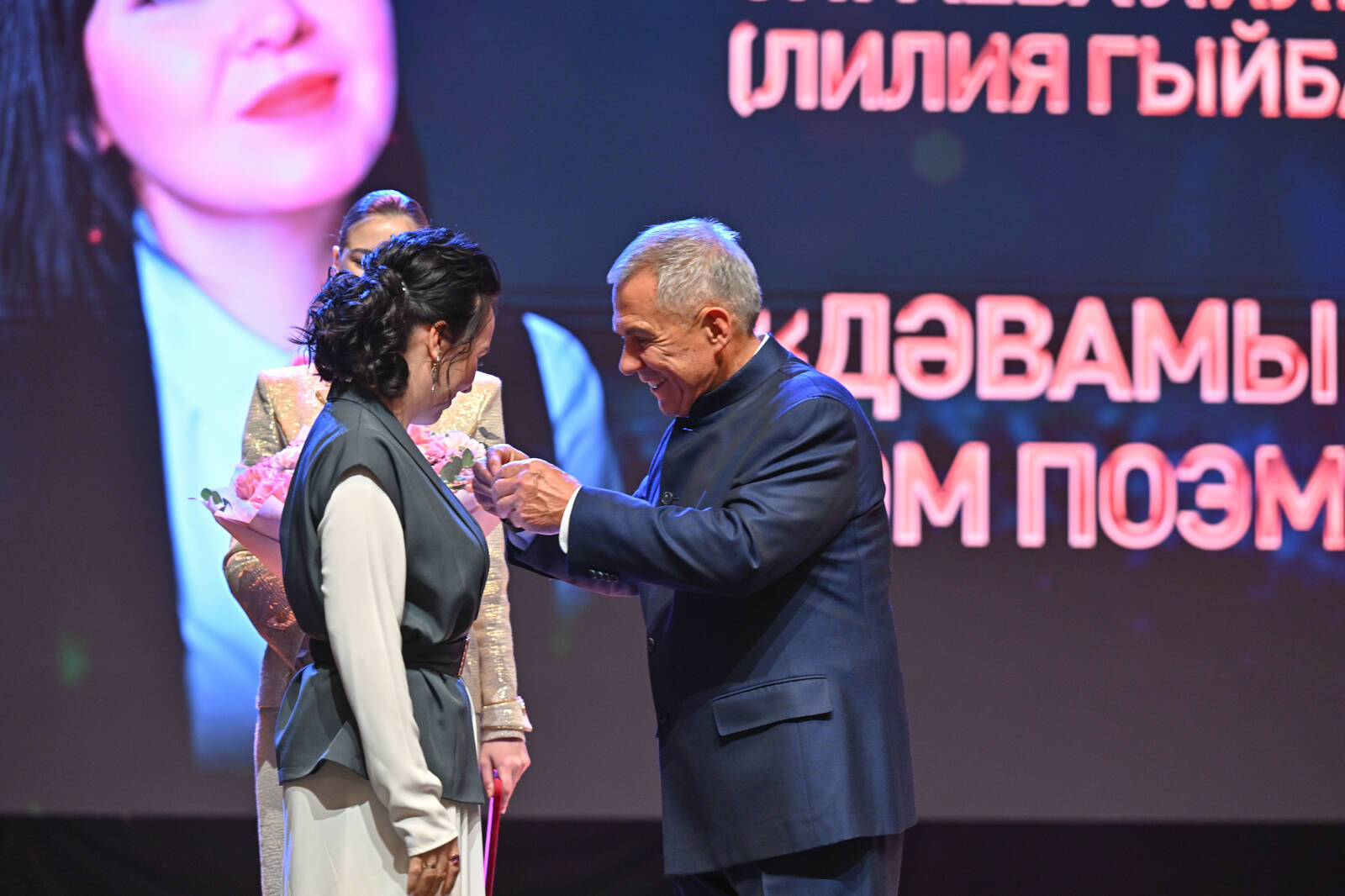 Минниханов вручил госпремии имени Габдуллы Тукая и возложил цветы к памятнику