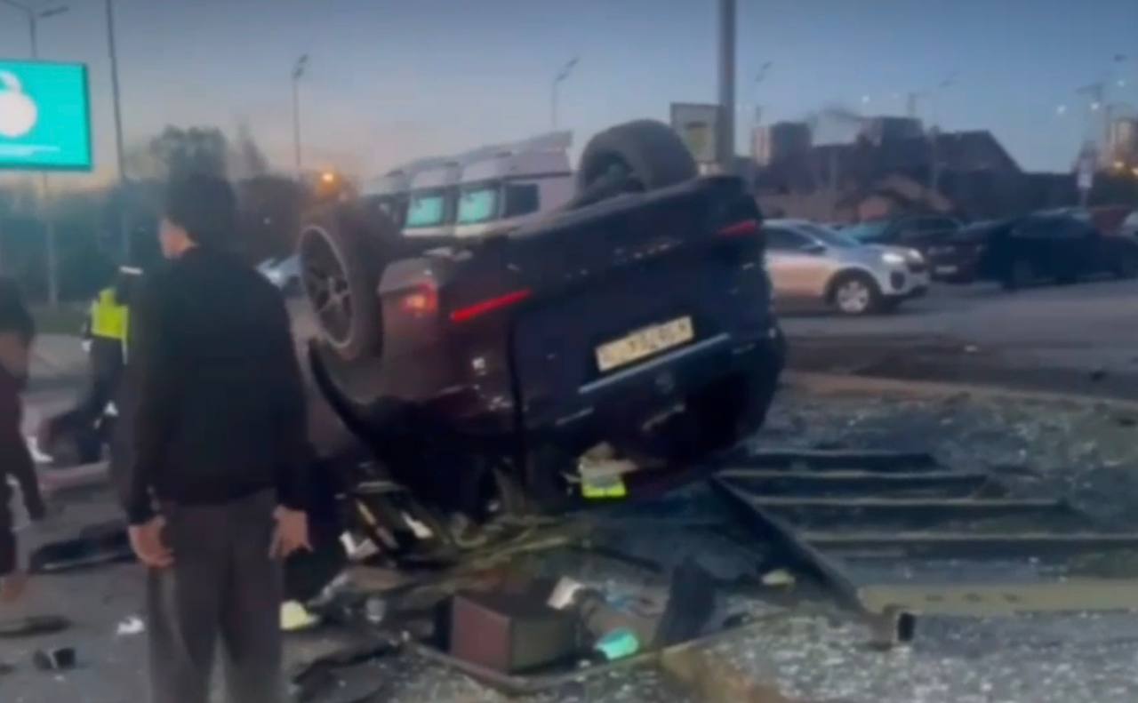 В Казани молодой водитель на «Мерседесе» сбил остановку