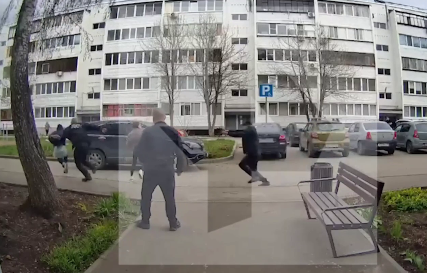 Мужчина в маске обстрелял соседей из пневматического пистолета в Альметьевске