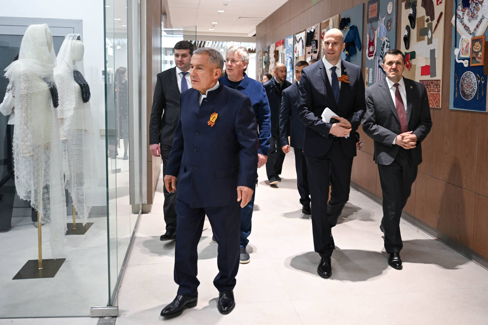 Минниханов в обновленном ЦУМе оценил работы мастерских