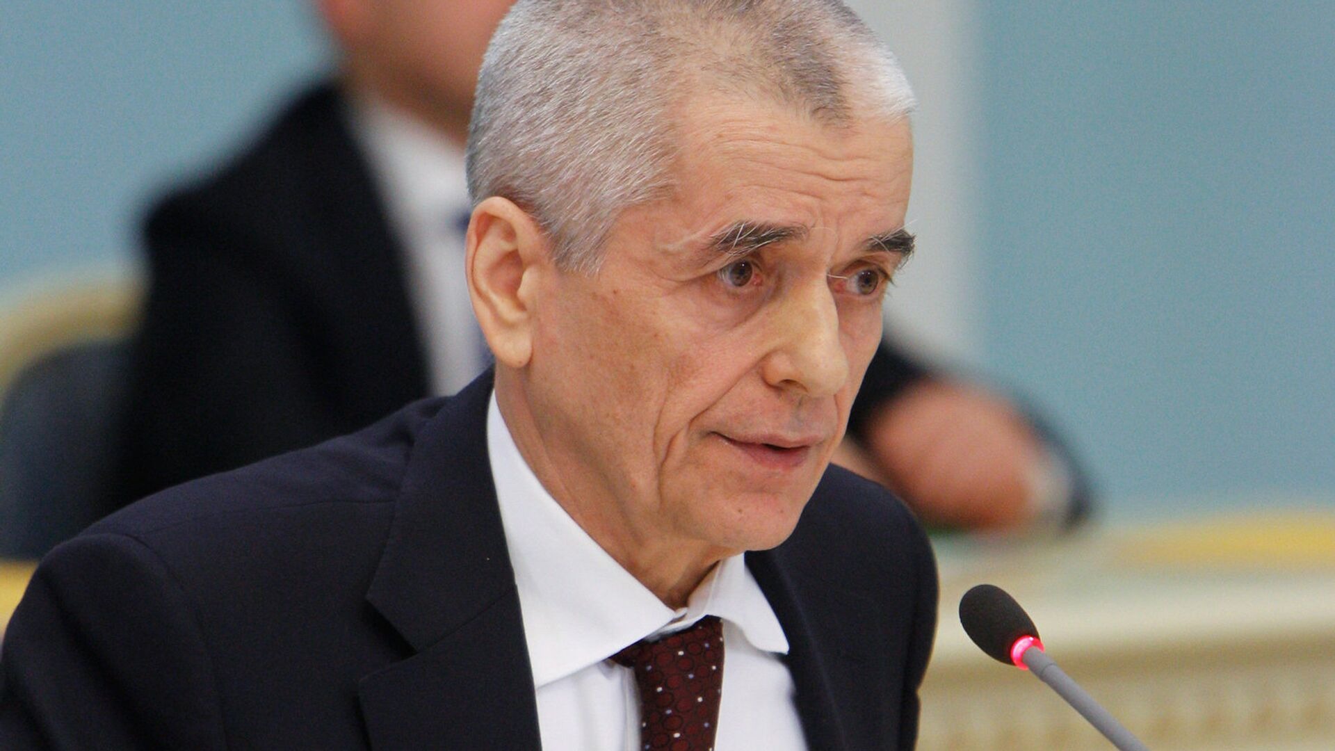 Онищенко призвал россиян не уезжать из страны на майские праздники