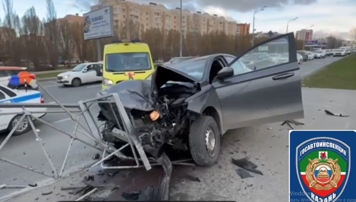 Водитель налетевшего на ограждение в Казани автомобиля погиб на месте