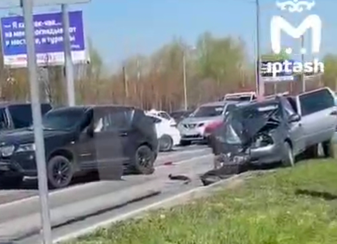 Массовое ДТП с микроавтобусом в Казани: пострадали двое