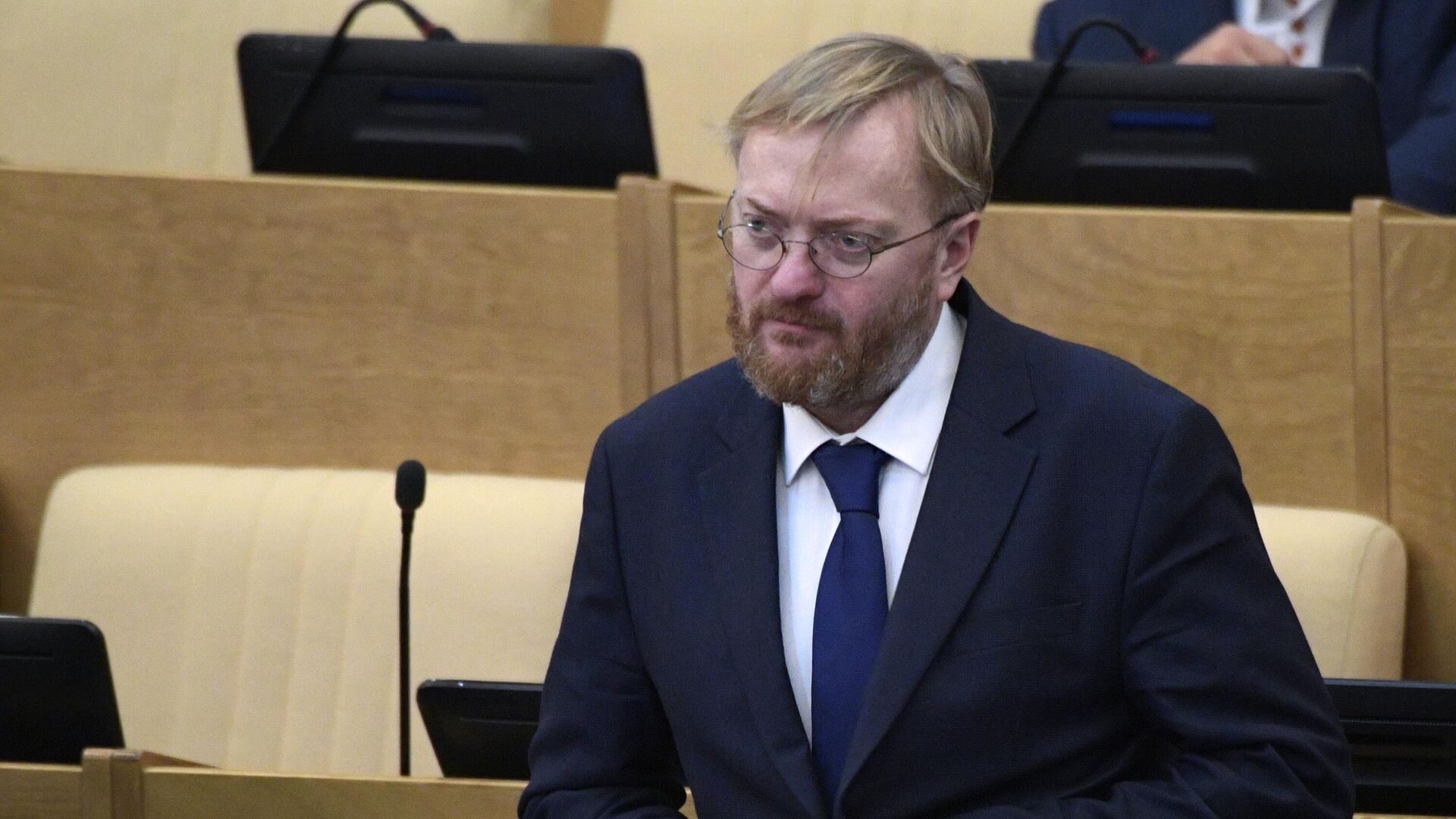 Милонов вступился за иностранную музыку на выпускных