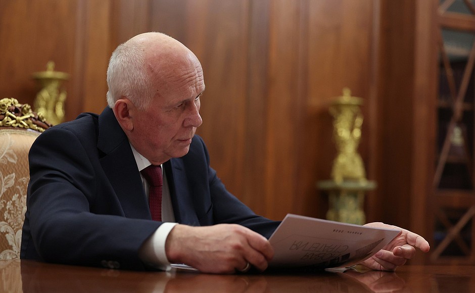 Чемезов рассказал Путину о выпуске электробусов и беспилотном «КамАЗе»