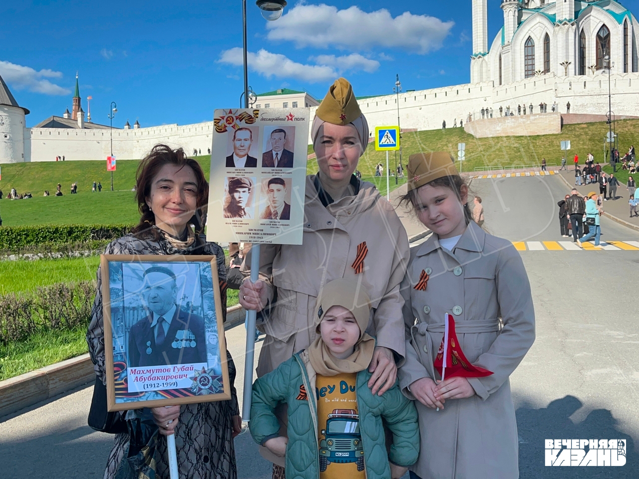 «Бессмертный полк» в Казани прошел, но жители не расходятся