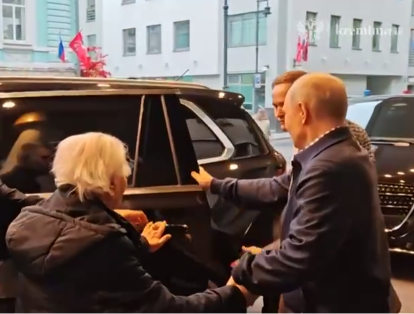 Появилось видео, как Путин приехал за своей первой учительницей