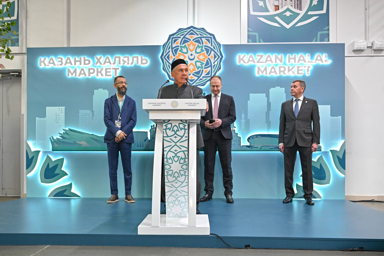Минниханов открыл ярмарку Kazan Halal Market