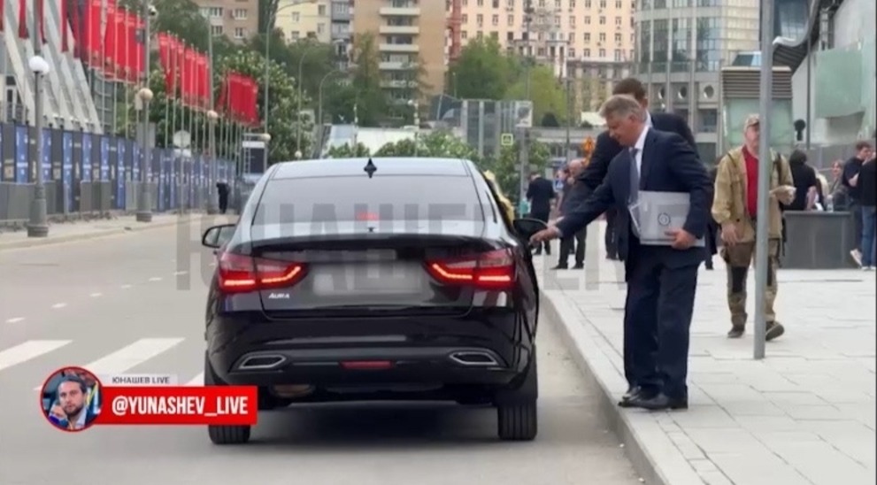 После скандала глава «АвтоВАЗа» Максим Соколов поменял «Мерседес» на «Ладу Ауру»