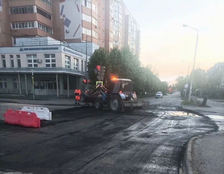 Ремонт участка улицы Максимова с заменой тротуаров идет в Казани