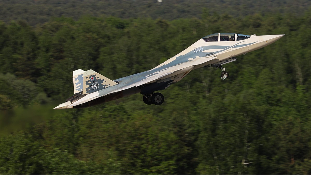 Двухместный истребитель Су-57 совершил первый полёт