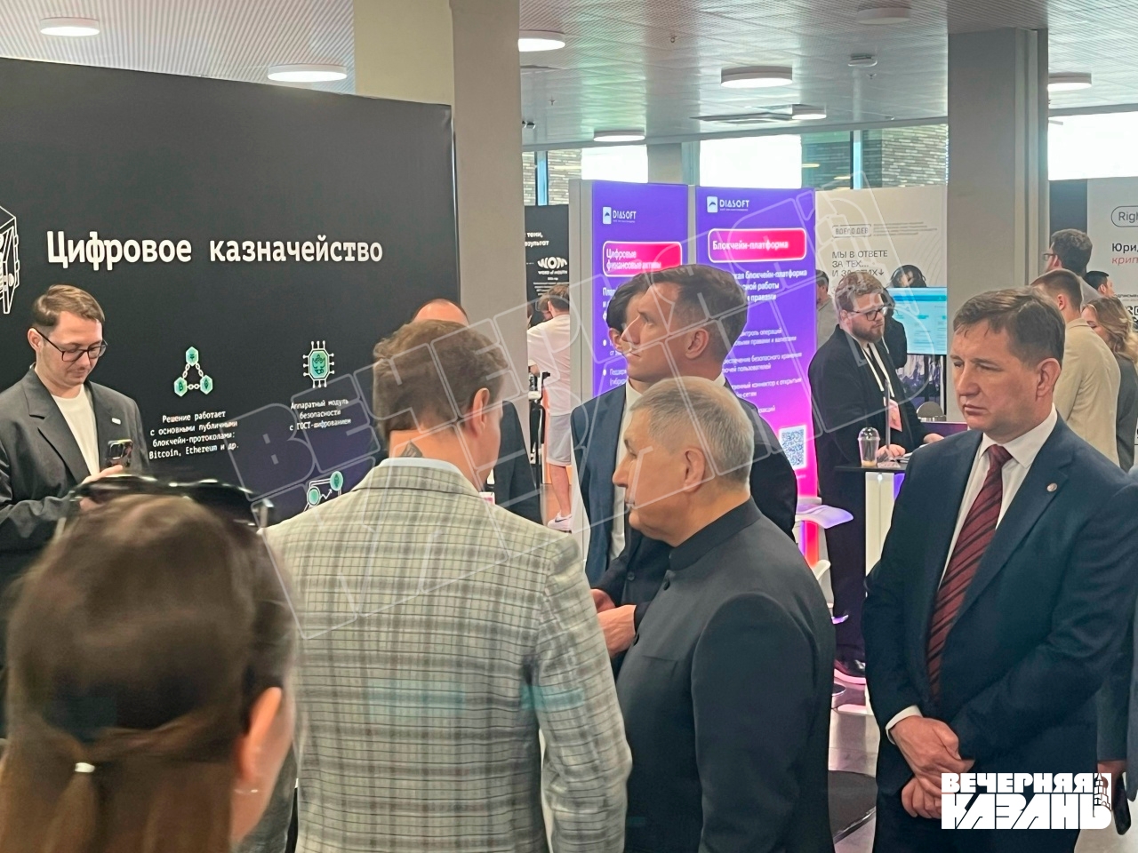Начвин и Минниханов осмотрели выставку казанского CryptoForum-2026