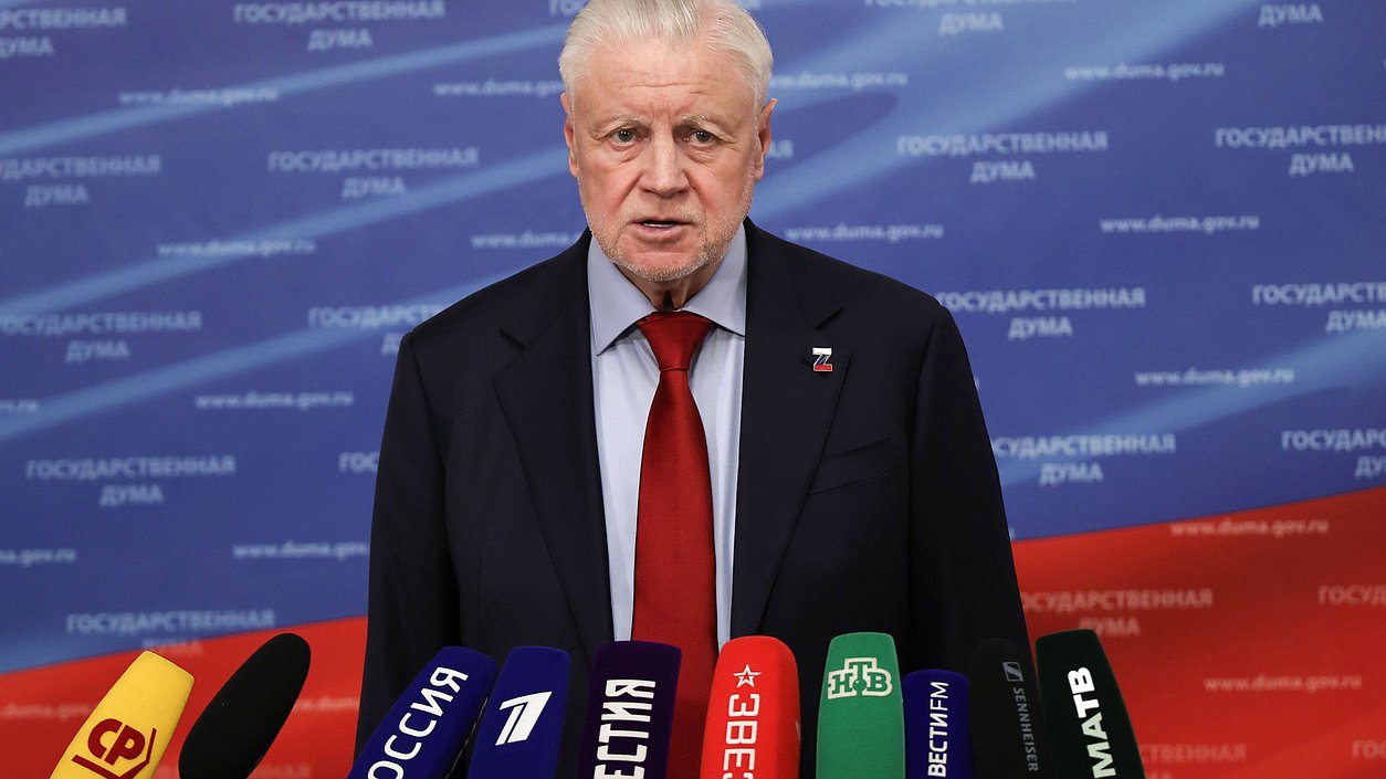 Вопросы ЕГЭ должны соответствовать содержанию школьной программы, заявил Миронов
