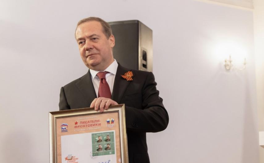 Медведев оценил идею о сокращении школьных каникул летом