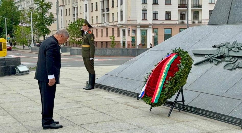 Минниханов в Минске возложил цветы к монументу Победы