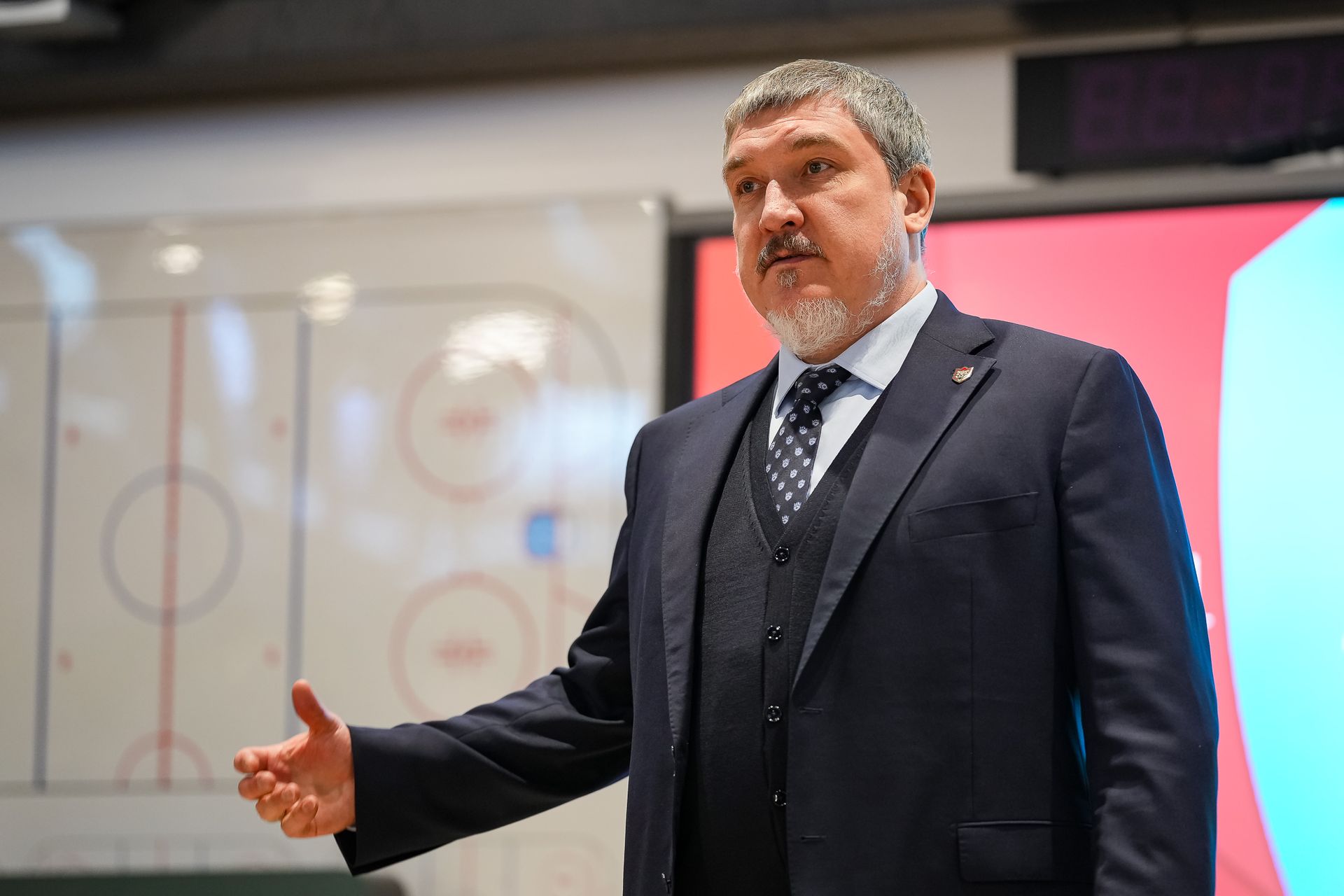 Анвар Гатиятулин стал лучшим тренером минувшего сезона КХЛ