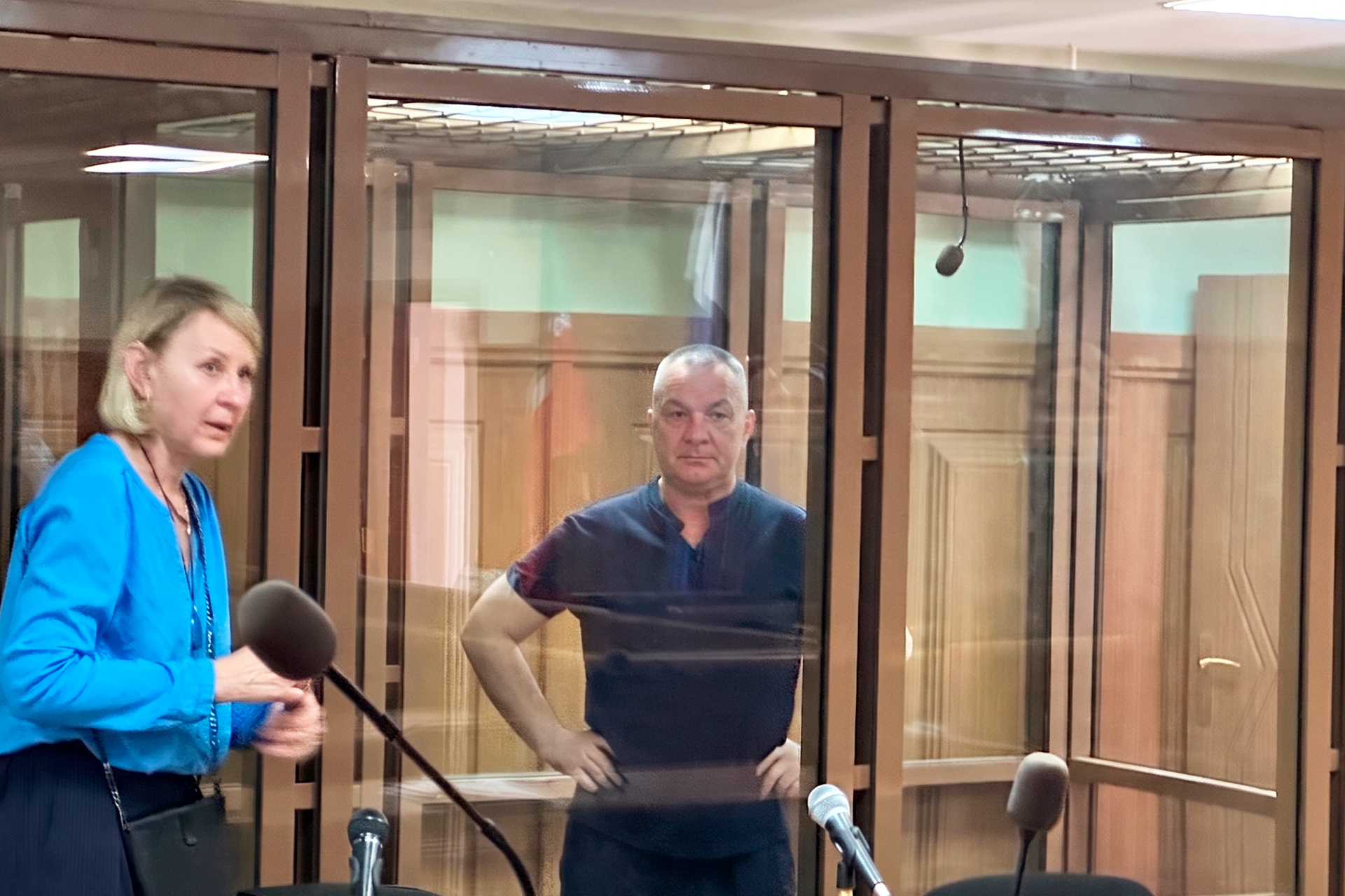 «Держись, мам! Все в божьих руках»: Рома Сыч успокоил родню со скамьи подсудимых