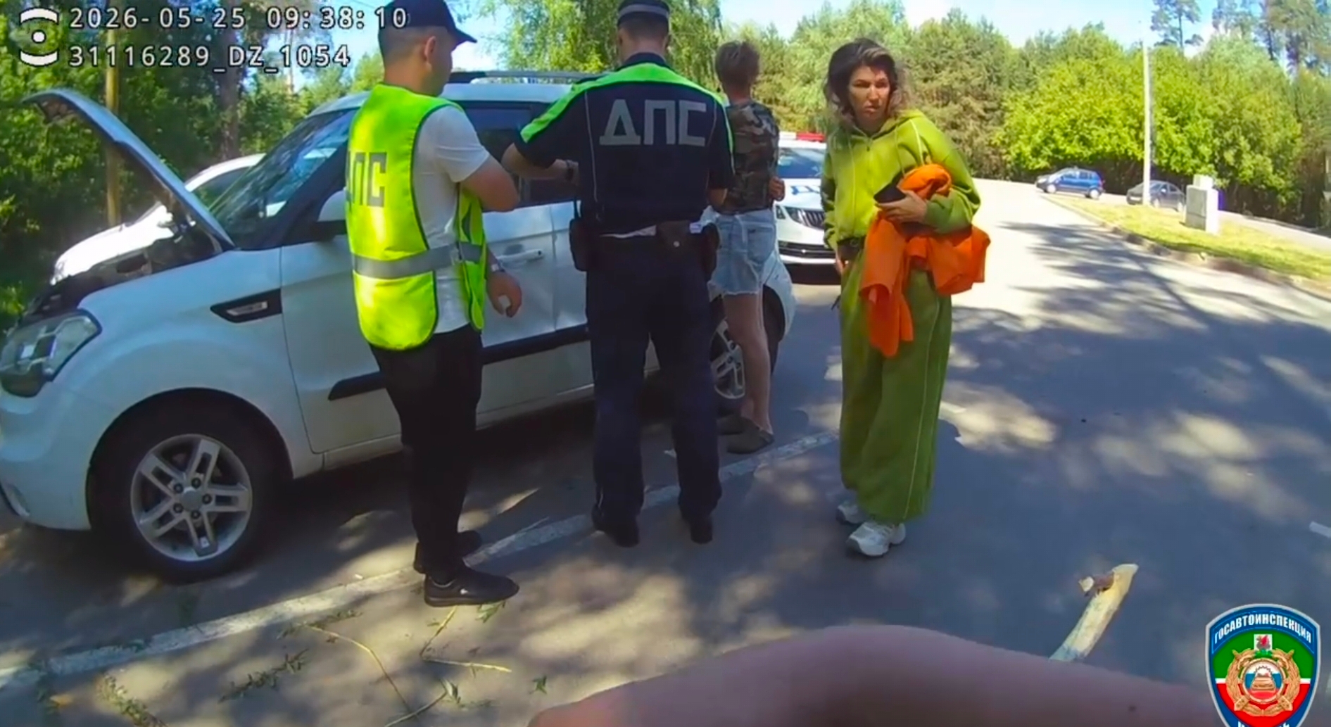 Автоинспекторы Казани помогли матери, у которой ребёнок оказался заперт в авто
