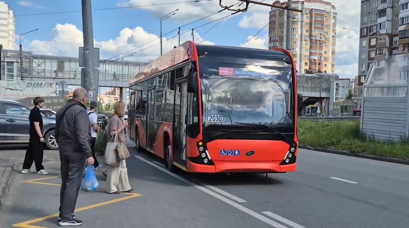 Новый красный троллейбус с кондиционером одобрили казанцы