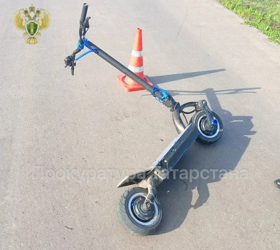 В Татарстане подросток на самокате погиб, врезавшись в столбы в грузовике