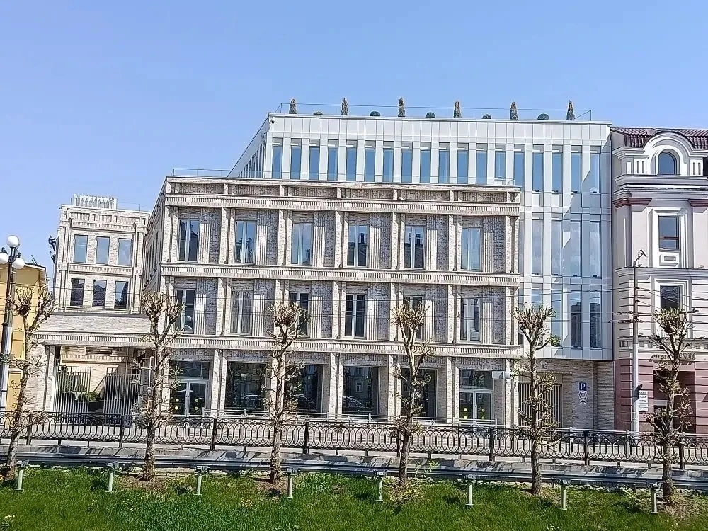 Новый офисный центр с паркингом построили на улице Право-Булачной в Казани