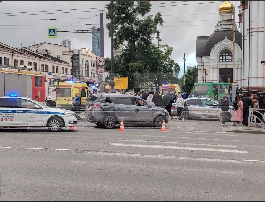 В Екатеринбурге автобус влетел в толпу на тротуаре: четыре человека погибли