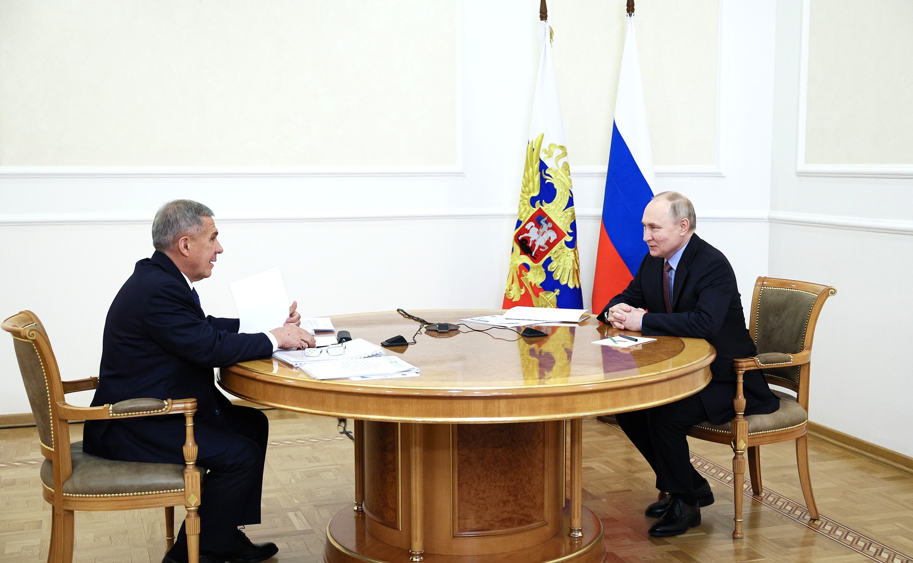 Путин поздравил Минниханова с Днём России