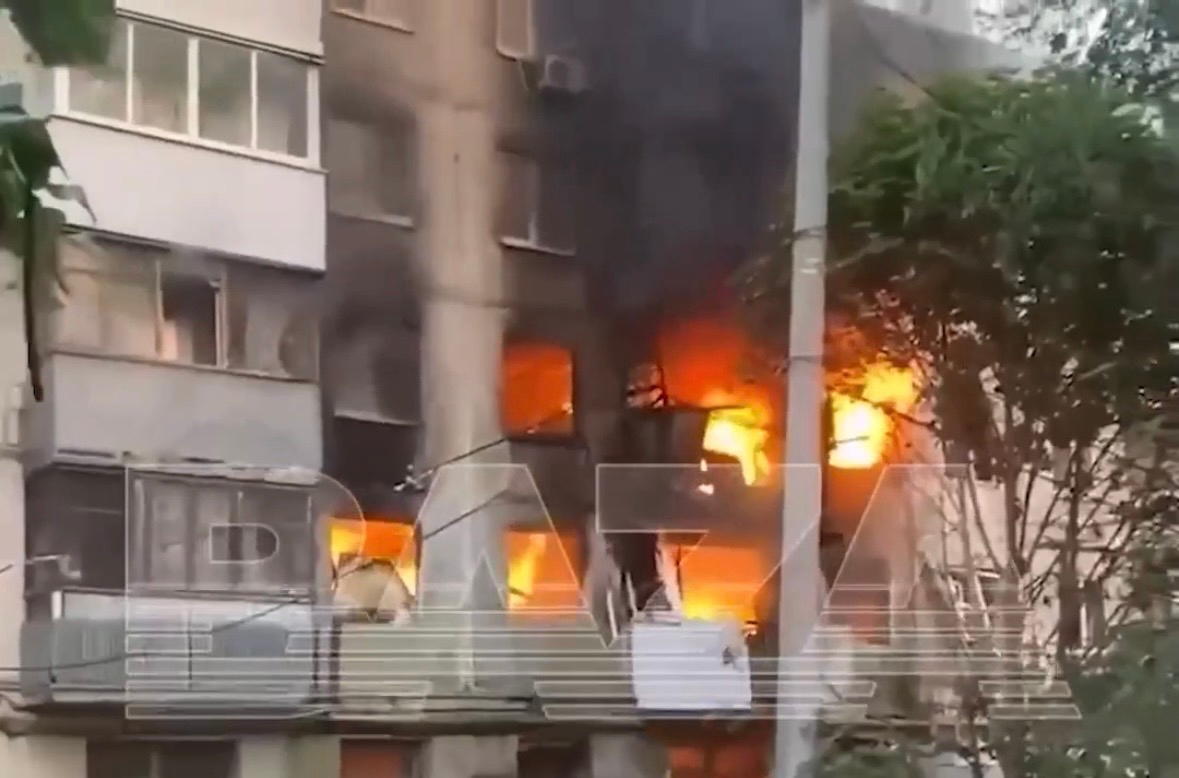 Мощный взрыв и пожар случился в многоэтажке в Самаре