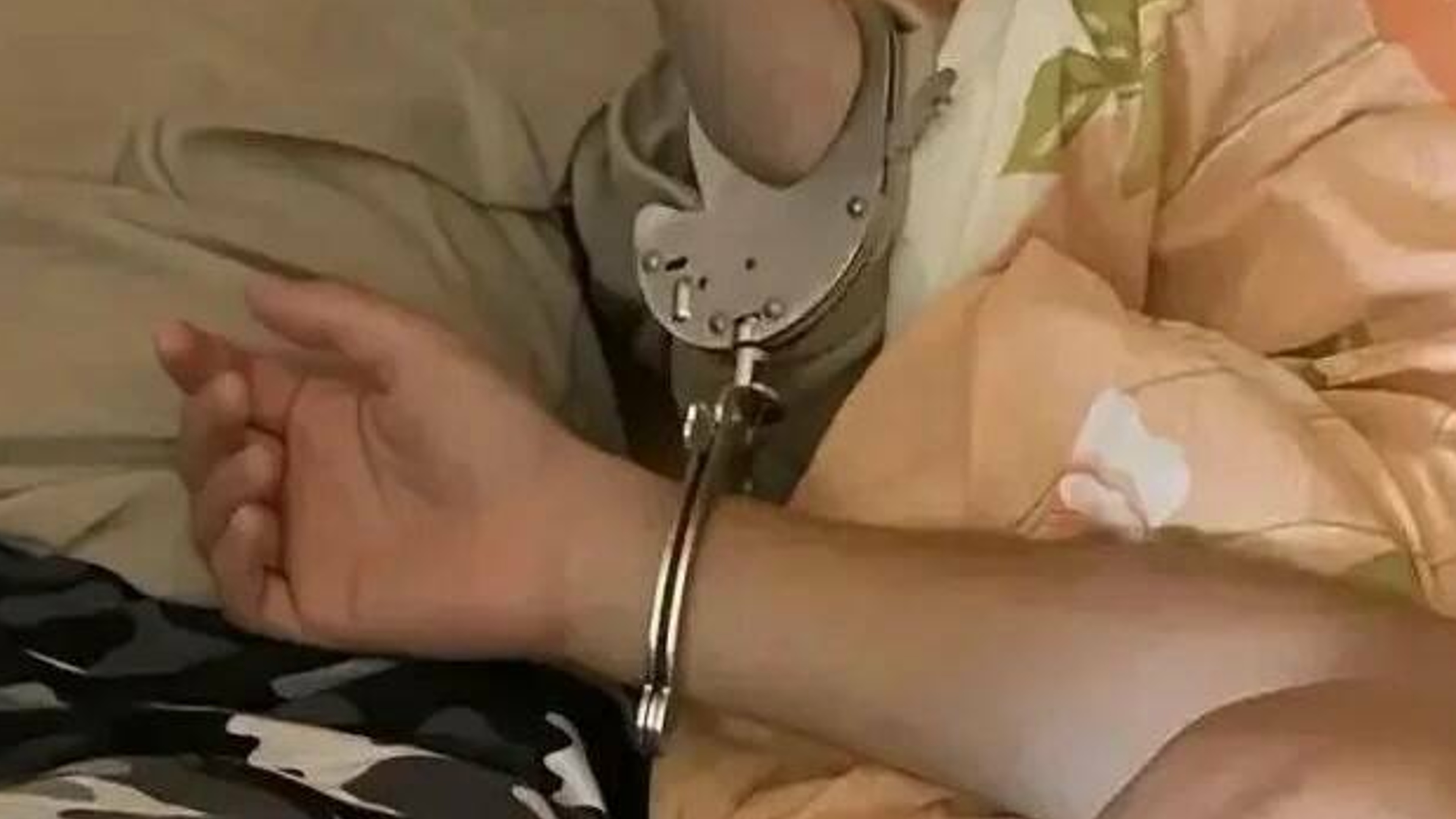 Казанские спасатели освободили бабушку, которую приковал к себе наручниками внук