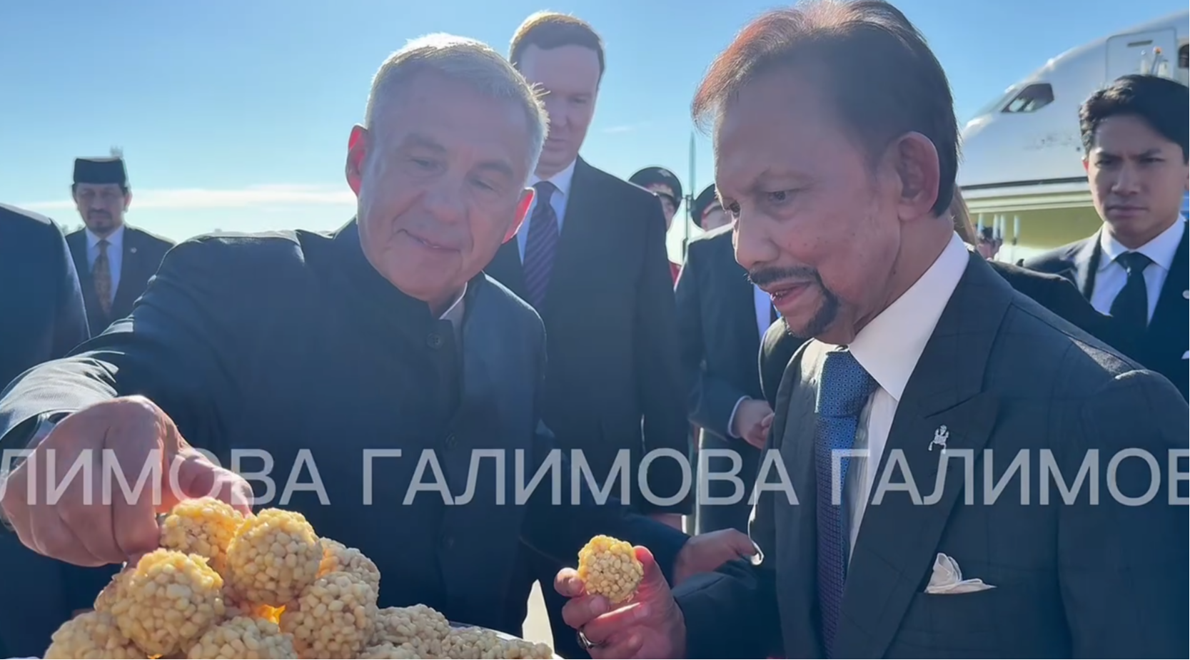 Султан Брунея прибыл в Казань на саммит Россия — АСЕАН, его встретил Минниханов