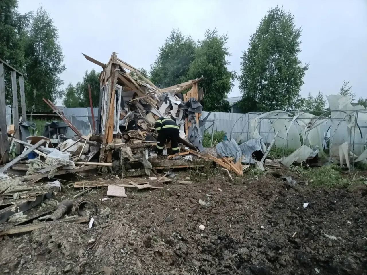 Дрон врезался в многоэтажку в Подмосковье: ранена женщина, загорелись дачи