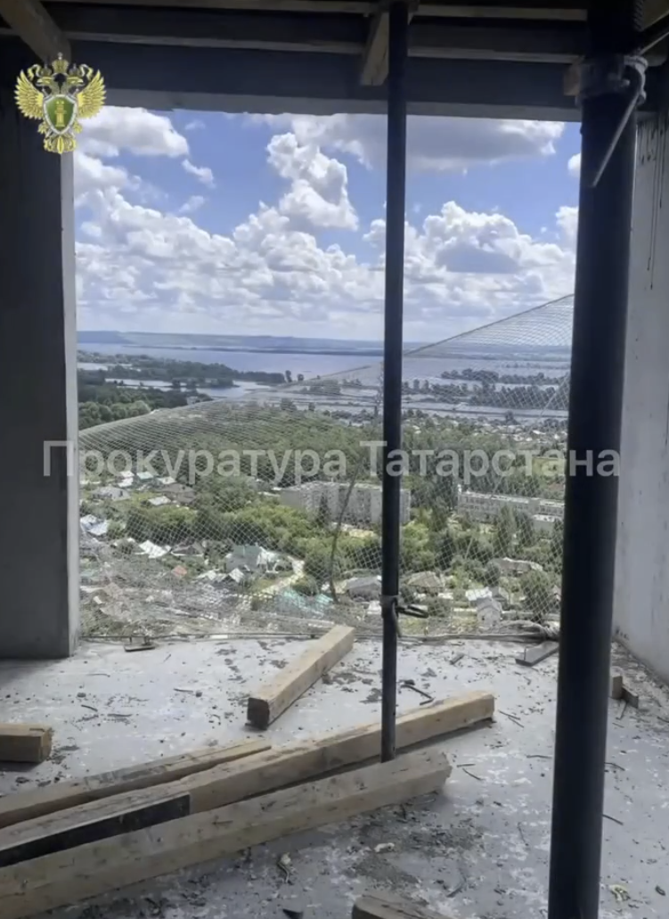 В Зеленодольске на водителя с 20-го этажа упала деревянная балка — он скончался