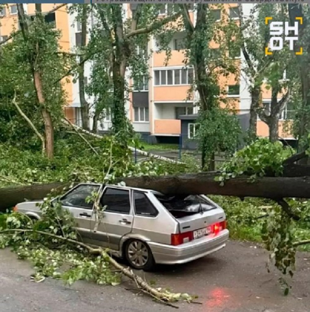 Торнадо в Свердловской области: пять пострадавших и четыре тысячи без света