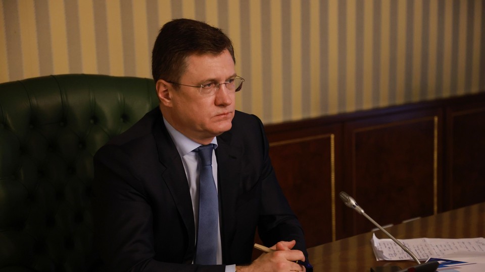 Ажиотаж на рынке топлива поднял спрос на 30%, заявил Новак