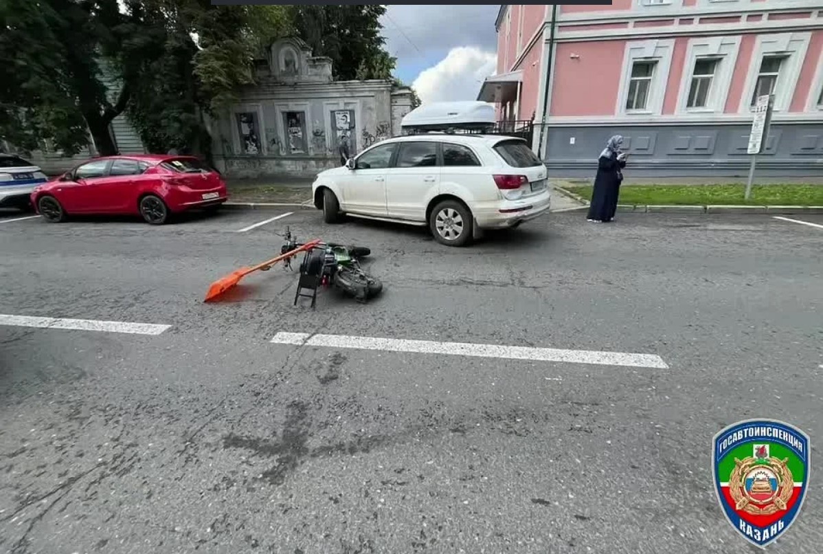 На улице Гоголя в Казани автомобиль сбил курьера на электровелосипеде